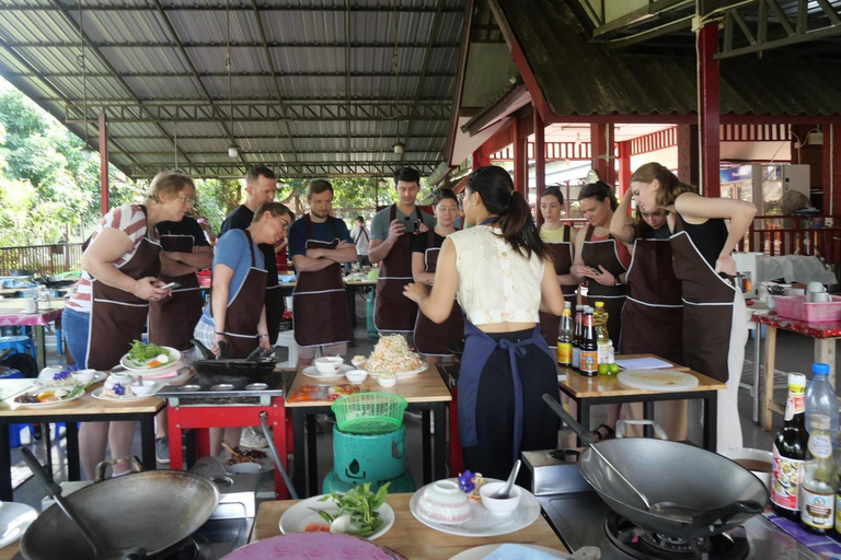 Chiang Mai: Corso di cucina thailandese nella fattoria e nel mercato biologicoNella fattoria e nel mercato biologico