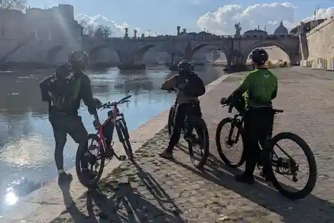 Roma: Recorrido en bicicleta eléctrica por el río Tíber > Tesoros ocultos y delicias locales