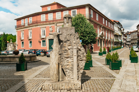 Desde Oporto: tour de día a Braga y Guimarães con almuerzoRecogida y regreso al hotel incluidos.