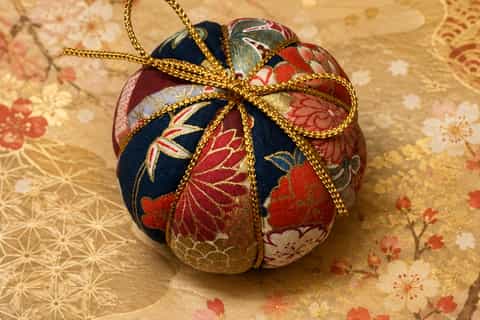 Kyoto: Temari Ball-Making Workshop with Kimono Fabric - Image 3
