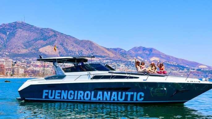 Fuengirola: Dolphin Watching by Yacht with Snacks and Drinks