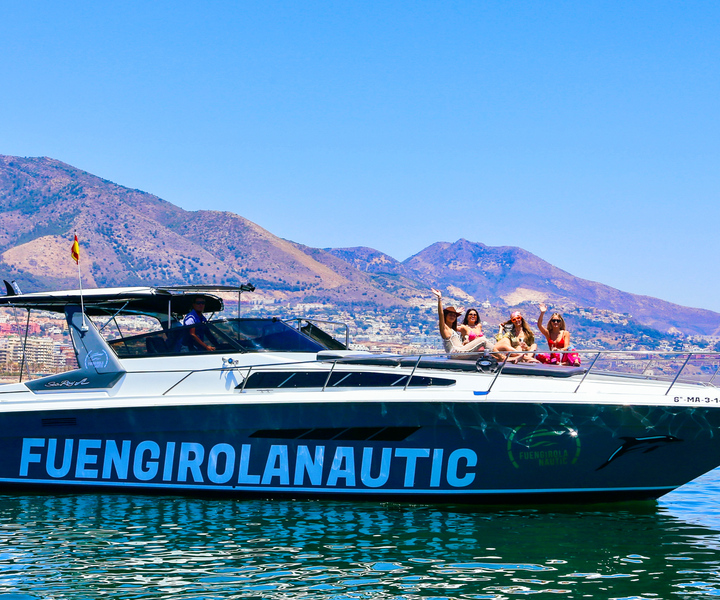 Fuengirola: Dolphin Watching by Yacht with Snacks and Drinks