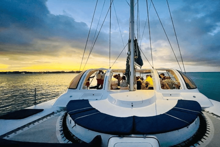 Crociera in catamarano al tramonto che include. Cena e intrattenimento