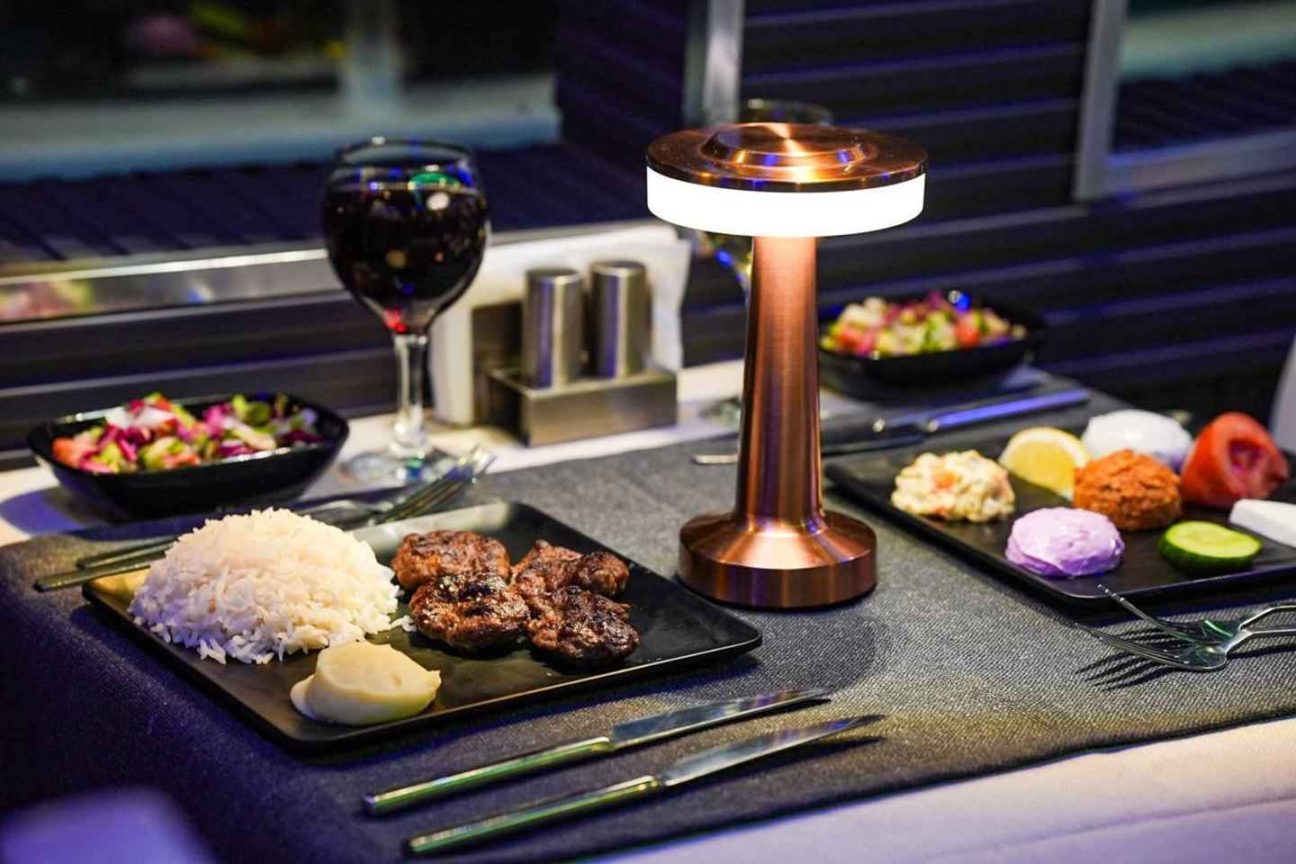 Estambul: Crucero con Cena por el Bósforo con Mesa Privada