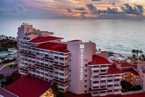 Private Shuttle Wyndham Grand Cancun to CUN Airport