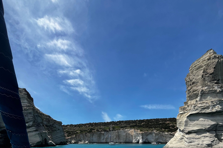 Lo mejor de Milos en velero: Kleftiko, playas y almuerzo griego