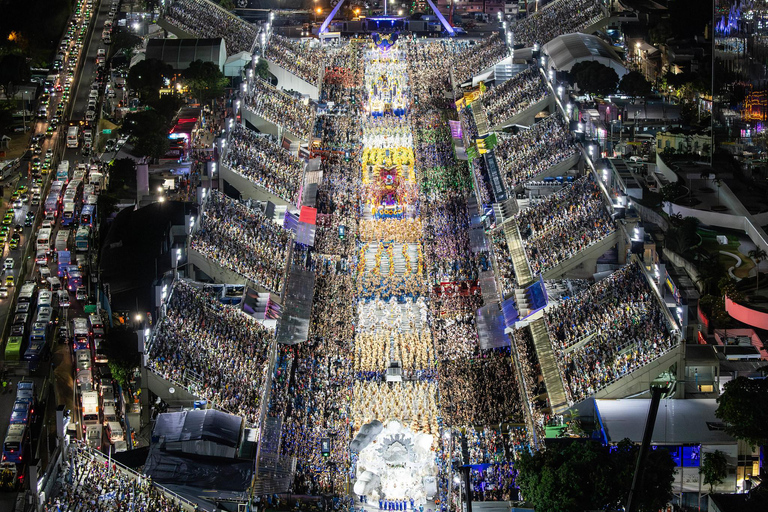 Carnevale di Rio 2026: biglietto con posto assegnato nel settore 9 e trasportoTrasferimento al Sambodromo – Si parte tra le 22:00 e le 22:30