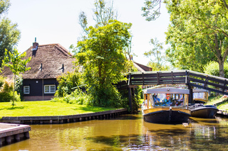 From Amsterdam: Ultimate Giethoorn Experience with Boat Tour