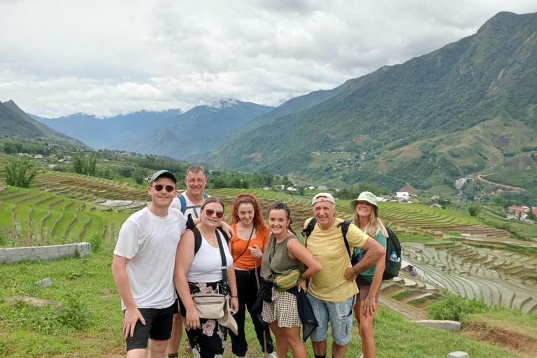 Von Hanoi aus: 2-tägige Sapa-Trekking-Tour mit Unterkunft und MahlzeitenAb Hanoi: 2-tägige Sapa Trekking Reise mit Unterkunft und Verpflegung