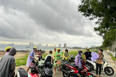 Tour privato del cibo di strada di Da Nang con guida turistica LGBTTour in moto