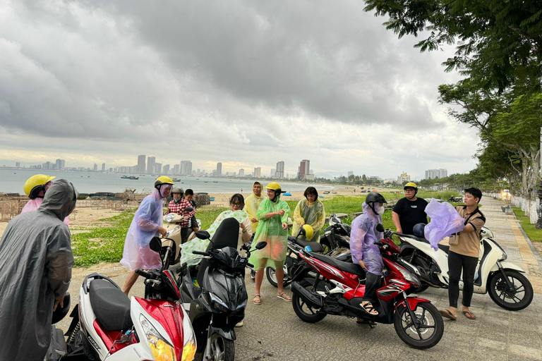 Tour privato del cibo di strada di Da Nang con guida turistica LGBTTour in moto