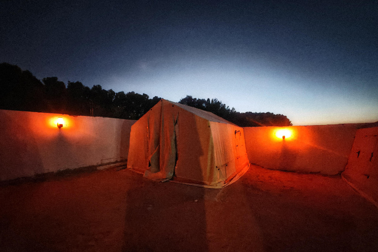 Dżerba: Zachód słońca, wschód słońca i jedna noc w berberyjskim namiocie.Dżerba: zachód słońca, wschód słońca i jedna noc w berberyjskim namiocie.