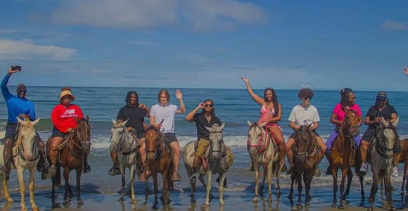 Cartagena: Seaside horseback ride with a bilingual guide