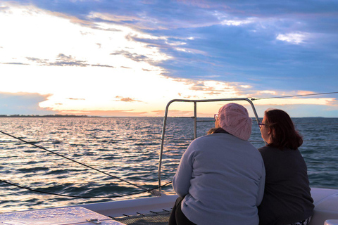Brisbane: Moreton Bay Sunset Cruise with Drink and Snacks