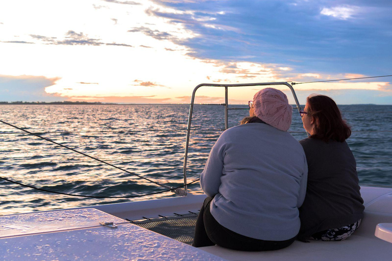 Brisbane: Moreton Bay Sunset Cruise with Drink and Snacks