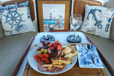 Passeio de barco romântico com vinho e queijo ou jantar surpresaPasseio de barco romântico com vinho e queijo, avistamento de lobos marinhos