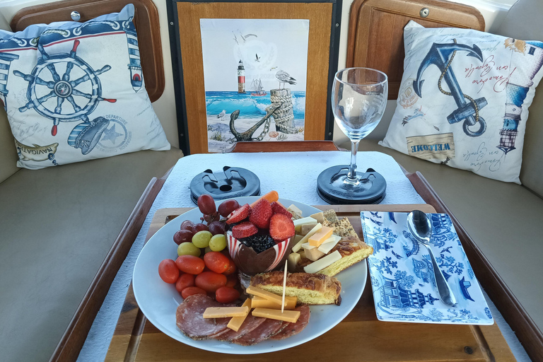 Passeio de barco romântico com vinho e queijo ou jantar surpresaPasseio de barco romântico com vinho e queijo, avistamento de lobos marinhos