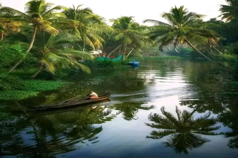 Backwater-Kreuzfahrt, Tuchweberei, Kokosspinnerei, Mittagessen in KeralaMurinjapuzha Cruise Tour mit 3 oder 4 Personen reist im Taxi.