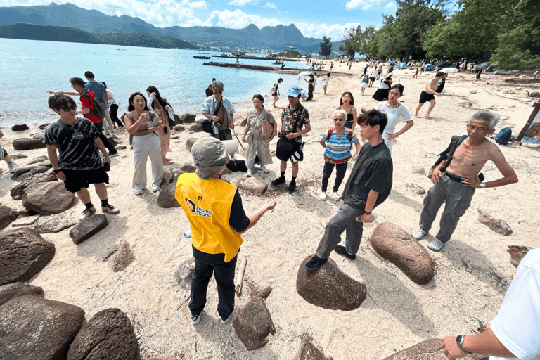 Hong-Kong: Island-Hopping Volcanic Rocks Yacht Tour + Snacks