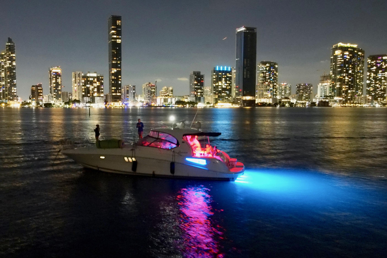 Miami: Private Yacht Charter with Drinks3-Hour Charter