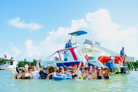 Catamaran privé Crusie, plongée en apnée, déjeuner et toboggan aquatiqueVisite privée exclusive pour vous et votre groupe (jusqu'à 95 personnes)