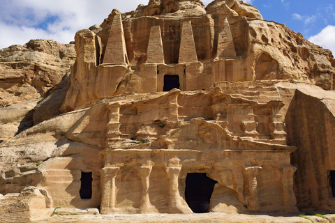 Aqaba: Private Transfer to Petra with Wi-Fi and Water