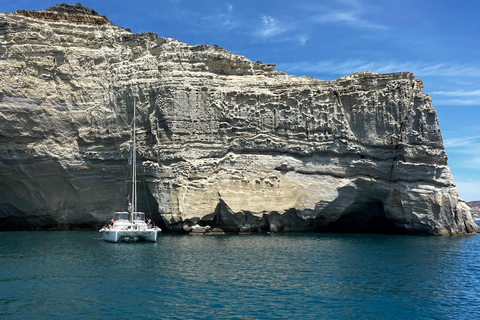 Lo mejor de Milos en velero: Kleftiko, playas y almuerzo griego