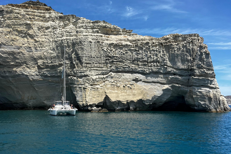 Lo mejor de Milos en velero: Kleftiko, playas y almuerzo griego