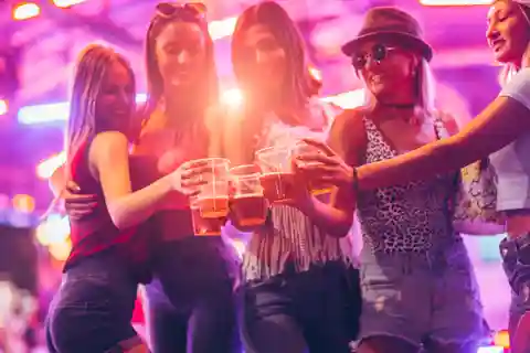 Берлин: Тур по барам и вечеринкам с бесплатными шотами и доступом в VIP-клуб