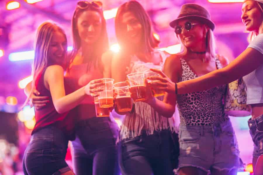 Berlin: Bar & Party Tour mit Free Shots & VIP Club Zugang. Foto: GetYourGuide