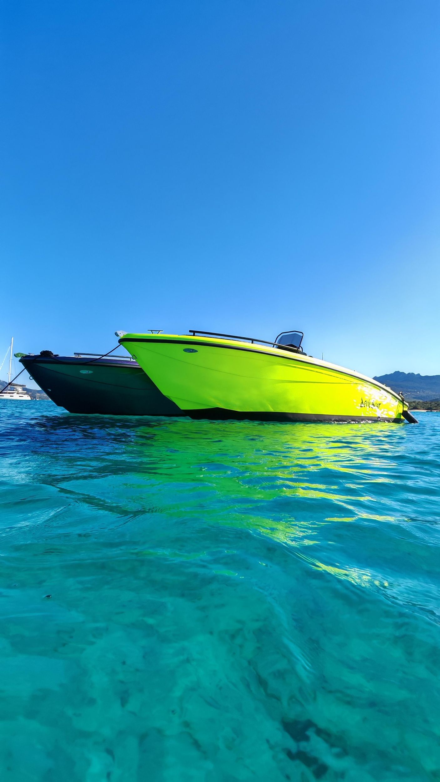Costa Smeralda: Wähle das bunte Boot ohne Bootsführerschein – Musik & Social