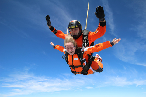Prague: Tandem Skydiving 14,000 feet / free transfers