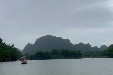 Ninh Bình: Bai Dinh, Trang An en Mua Cave dag privétourNinh Bình: Bai Dinh, Trang An en Mua Cave op de motor