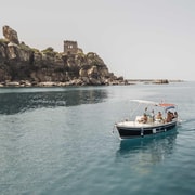 CEFALÙ Bootstour entlang der Küste mit Schwimmen, Schnorcheln und Aperitif