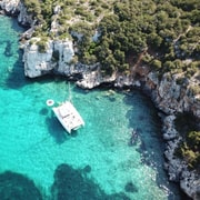 Porto Conte: Halbtagestour mit Katamaran und Aperitif