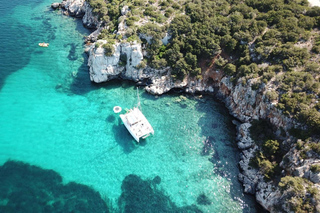 Porto Conte: Half-day catamaran tour with aperitif