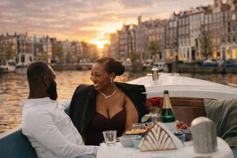 Amsterdam: Private Romantic Evening Boat Tour with Prosecco 45-minute Cruise