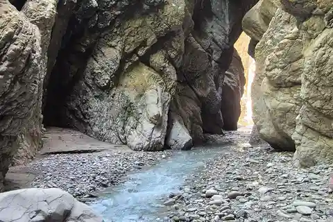 Von Tirana aus: Geführte Tour durch die Holtes-Schlucht mit Wandern und Schwimmen!