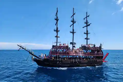 Antalya'dan: Kemer Korsan Partisi Tekne Turu, Öğle Yemeği ve Transfer Dahil