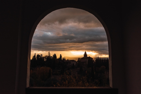 Granada: Alhambra Visita Nocturna Ticket de entradaVisita Nocturna a los Palacios Nazaríes y al Palacio de Carlos V
