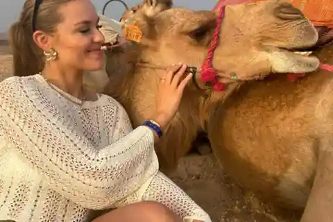 Marrakech: Kamelritt, Sonnenuntergang, Dinner-Show in der Agafay-Wüste