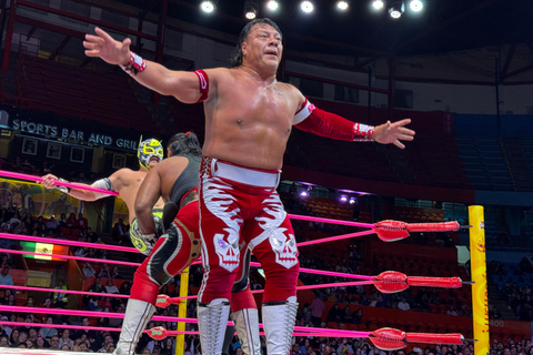 Mexico City:AAA x WWE Lucha Libre Tour with Guide and Ticket Mexico City: Lucha Libre Match with Ice Cream & Guide