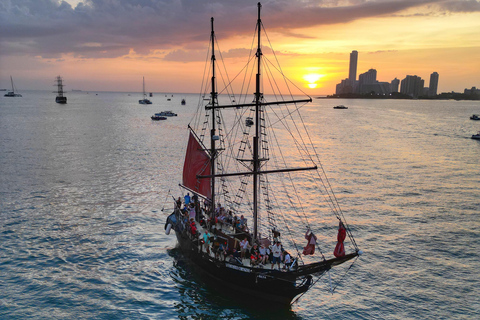 Cartagena: Cruzeiro Pirata ao Pôr do Sol com Open BarCartagena, CO: Passeio de barco pirata ao pôr do sol com bar aberto