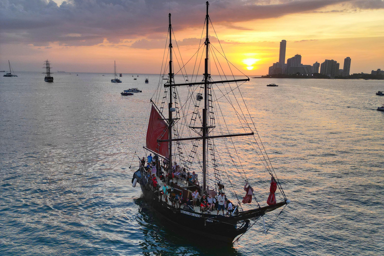 Cartagena, CO: Sunset Skyline Pirate Boat Tour met Open Bar