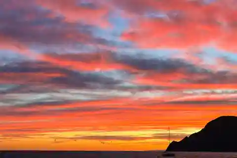 Vernazza: Tour privato in barca delle Cinque Terre al tramonto con aperitivo
