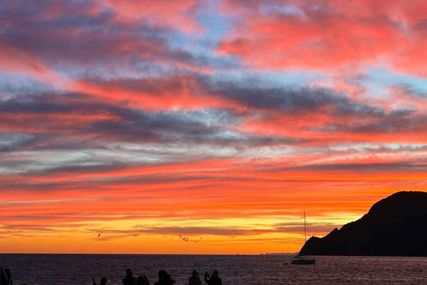 Vernazza: Tour privato in barca delle Cinque Terre al tramonto con aperitivo