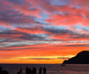 Vernazza: Tour privato in barca delle Cinque Terre al tramonto con aperitivo