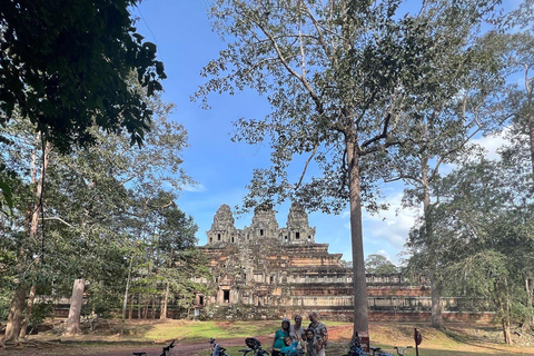 Passeio de bicicleta ao nascer do sol em Angkor Wat com almoço incluído