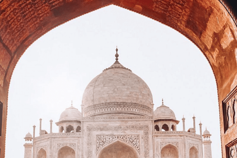 Agra: Taj Mahal-Tour ohne Anstehen mit einer weiblichen ReiseführerinAll-Inclusive-Taj-Mahal-Tour mit weiblicher Reiseleiterin