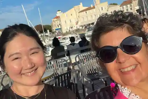 La Flotte: aula de francês num café e visita guiada.
